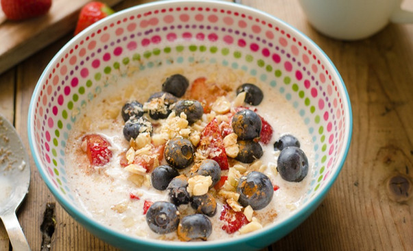Kokos-noot ontbijtje met aardbeien en blauwe bessen