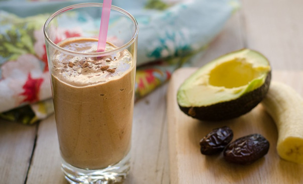 Ontbijt smoothie met chocolade en avocado